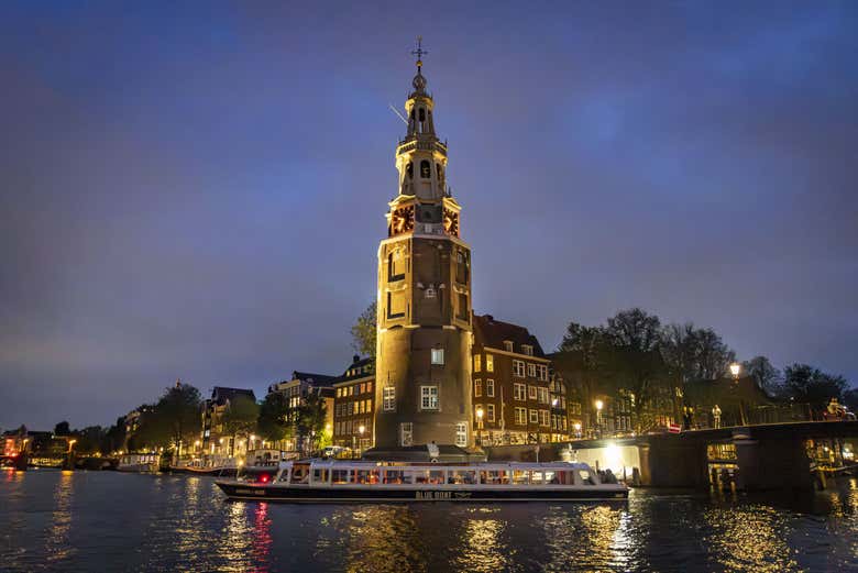 Admirez la Montelbaanstoren illuminée