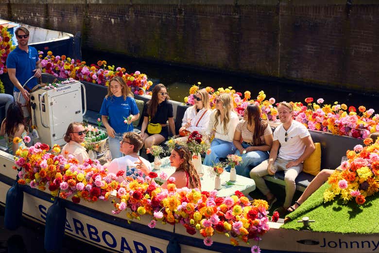 Naviguez à Amsterdam à bord d'un bateau décoré de fleurs