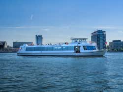 Balade dans un grand bateau dans le port d'Amsterdam