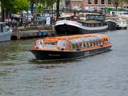 Balade en bateau touristique sur les canaux
