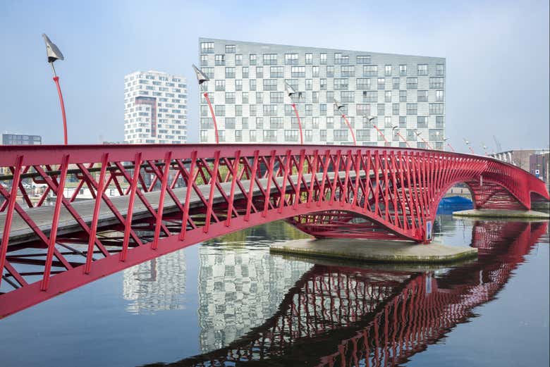 Le Python, une passerelle piétonne traversant le canal
