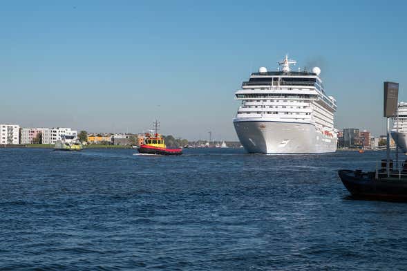 Balade en bateau dans le port d'Amsterdam